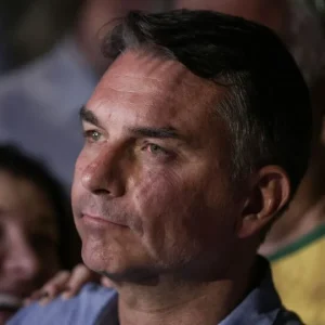 Flávio Bolsonaro, dos EUA, prevê fim antecipado do governo Lula e aponta crise econômica como estopim