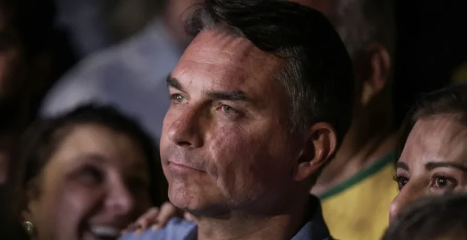 Flávio Bolsonaro, dos EUA, prevê fim antecipado do governo Lula e aponta crise econômica como estopim Flávio Bolsonaro, dos EUA, prevê fim antecipado do governo Lula e aponta crise econômica como estopim