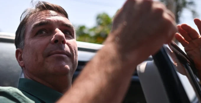 Flávio Bolsonaro anuncia liderança da oposição a partir dos EUA após determinação do STF
