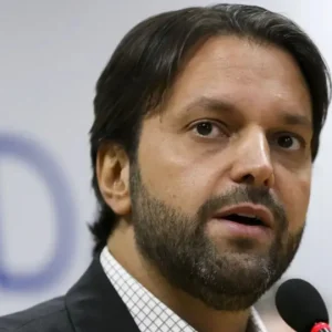 BYD propõe a Lula acordo diplomático com China para transferir tecnologia de baterias