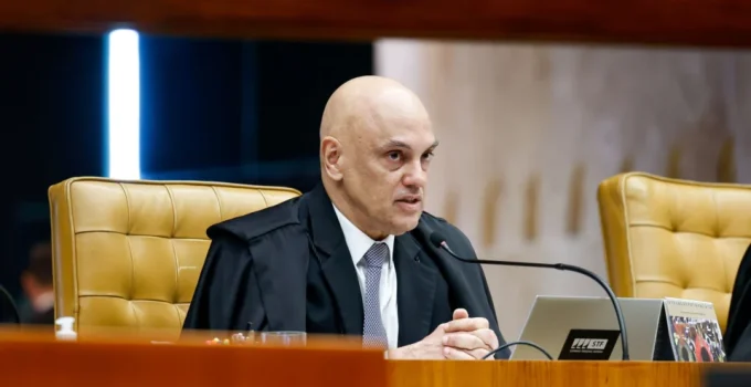 Moraes determina que PF guarde “minuta do golpe” e destrua armas de ex-integrantes da cúpula da segurança do DF Moraes determina que PF guarde "minuta do golpe" e destrua armas de ex-integrantes da cúpula da segurança do DF