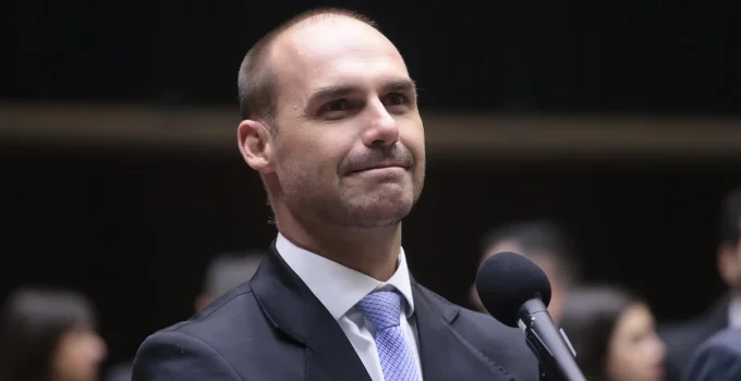 Eduardo Bolsonaro revela pedido a Trump por Lei Magnitsky contra Moraes e cita Zelle como 'Pix dos EUA' em negociação de tarifas