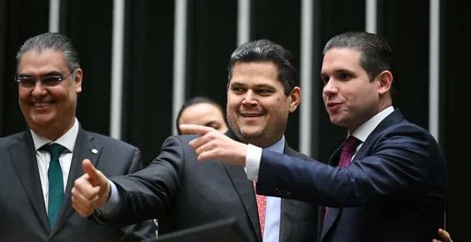 Alcolumbre adia PEC do fim da escala 6x1 no Senado e promete debate aprofundado para "melhorar" texto aprovado na Câmara
