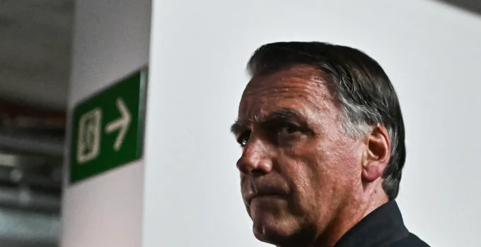 Bolsonaro tem "piora considerável" em crises de soluço, com necessidade de doses extras de remédios, aponta relatório médico enviado ao STF