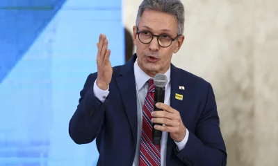 Zema promete apoio a Flávio Bolsonaro no 2º turno, mas critica ligações com banqueiro