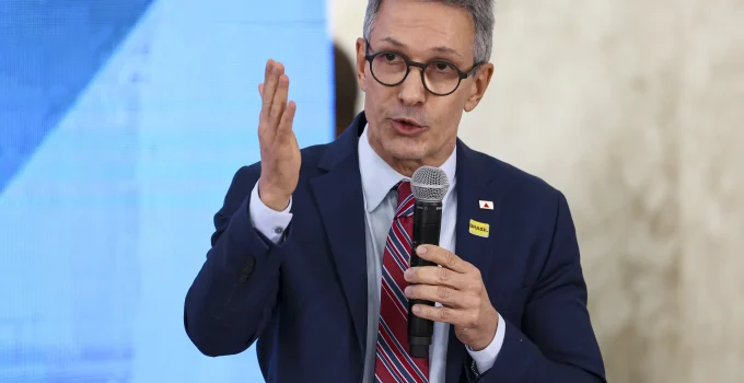 Zema promete apoio a Flávio Bolsonaro no 2º turno, mas critica ligações com banqueiro