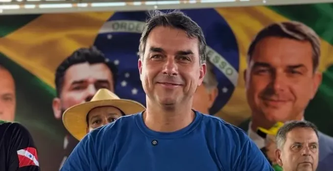 Flávio Bolsonaro reage a Lula com a amarelinha e declara: 'Camisa do Bolsonaro, vamos usar na Copa!'