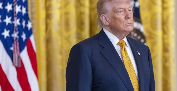 Trump anuncia acordo de paz histórico com Irã para reabrir Estreito de Ormuz neste domingo, Irã nega