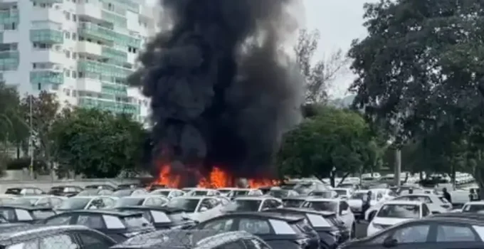 Tragédia no Rio: Dois helicópteros colidem em pleno voo, deixando 6 mortos e cenário de destruição em pátio de carros elétricos