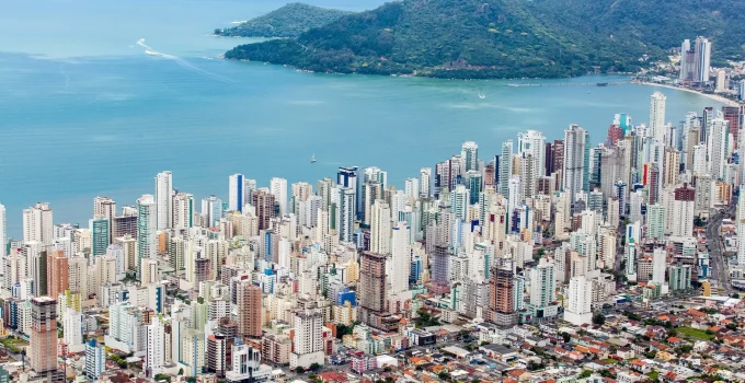 Balneário Camboriú Expande Verticalização para Bairros: Arranha-céus Chegam a 150 Metros com Novas Regras Urbanas