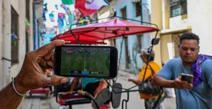 Copa do Mundo: Futebol une cubanos em meio à crise e apagões, trazendo alívio temporário da dura realidade