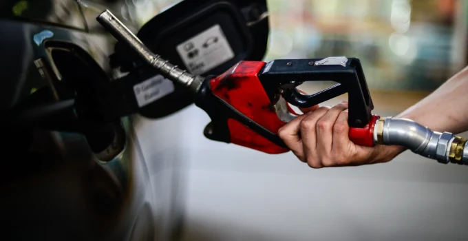 Petróleo em Queda Livre: Acordo de Paz entre EUA e Irã Libera Estreito de Ormuz e Derruba Preços a Menor Nível em 3 Meses