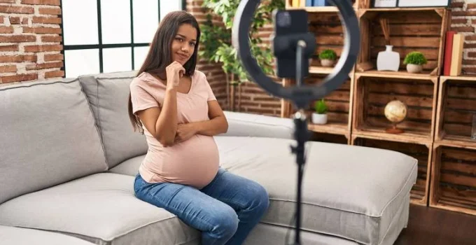 Pais transformam maternidade em estética de marca pessoal: A era da 'Sad Beige Mom' e a busca por controle online