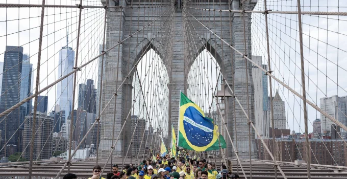Torcida Brasileira Toma a Ponte do Brooklyn em Nova York com Hinos da Copa e Saudade do Penta