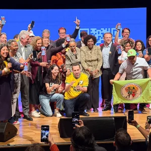 PT lança 'Porta-Vozes de Lula' com IA e 'vale-tudo' digital para 2026, ecoando táticas antes criticadas