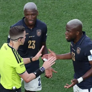 Nova Regra da Copa: Equador Caicedo Fora por 1 Minuto Após Atendimento Médico em Campo Choca Fãs