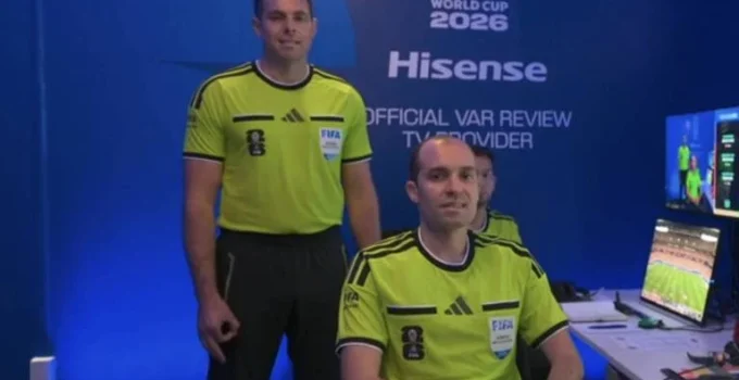 Supervisor do VAR na Copa do Mundo faz gesto associado à supremacia branca em jogo da Alemanha; entenda a polêmica
