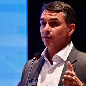 Flávio Bolsonaro defende relação com banqueiro para filme sobre Bolsonaro e nega influência em tarifas dos EUA