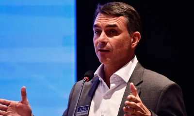 Flávio Bolsonaro defende relação com banqueiro para filme sobre Bolsonaro e nega influência em tarifas dos EUA
