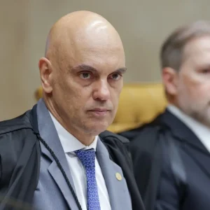 Moraes ignora DPU e mantém julgamento de Eduardo Bolsonaro; entenda o caso e a decisão