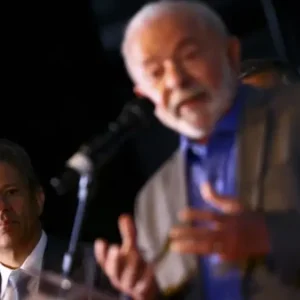 Tarcísio de Freitas e Fernando Haddad debatem o legado do terceiro mandato de Lula: "Perda de oportunidade" vs. "Crescimento com responsabilidade"