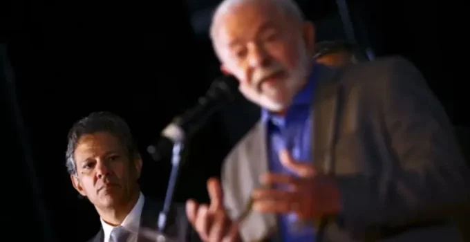 Tarcísio de Freitas e Fernando Haddad debatem o legado do terceiro mandato de Lula: "Perda de oportunidade" vs. "Crescimento com responsabilidade"