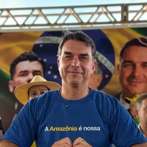 Flávio Bolsonaro promete revogar reforma tributária e acabar com reeleição em primeiro ato de mandato presidencial