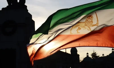 Justiça dos EUA autoriza Fifa a vetar bandeira monarquista do Irã na Copa: entenda a decisão e o símbolo polêmico