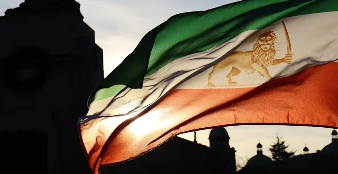 Justiça dos EUA autoriza Fifa a vetar bandeira monarquista do Irã na Copa: entenda a decisão e o símbolo polêmico