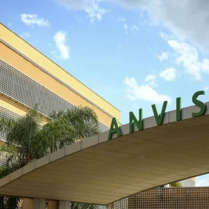 Alerta Anvisa: Lotes de Hormônio de Crescimento Criscy e Medicamento contra Câncer Ocular São Apreendidos por Falsificação e Roubo