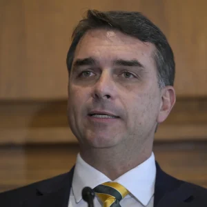 Quem Tenta Afastar André Mendonça da Investigação de Flávio Bolsonaro e a Disputa pela Relatoria no STF