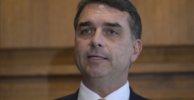 Quem Tenta Afastar André Mendonça da Investigação de Flávio Bolsonaro e a Disputa pela Relatoria no STF