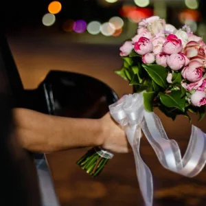 Fim da Tradição: Noivas Recusam Jogar Buquê e Preferem Guardar Flores Como Lembrança Eterna