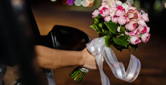 Fim da Tradição: Noivas Recusam Jogar Buquê e Preferem Guardar Flores Como Lembrança Eterna