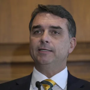 Flávio Bolsonaro: STF discute estratégias para investigar senador e afastar Mendonça do caso do filme "Dark Horse"