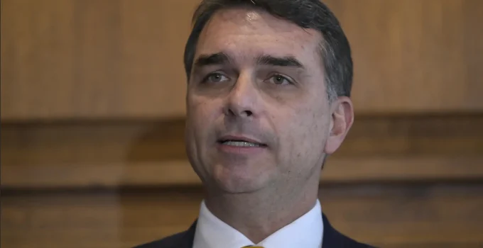 Flávio Bolsonaro: STF discute estratégias para investigar senador e afastar Mendonça do caso do filme "Dark Horse"