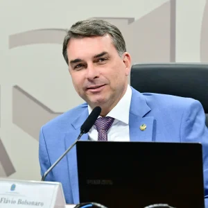 Flávio Bolsonaro Defende Bolsa Família e Critica Erros do Pai com a Imprensa e o Programa Social