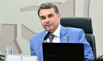 Flávio Bolsonaro Defende Bolsa Família e Critica Erros do Pai com a Imprensa e o Programa Social