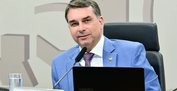 Flávio Bolsonaro Defende Bolsa Família e Critica Erros do Pai com a Imprensa e o Programa Social