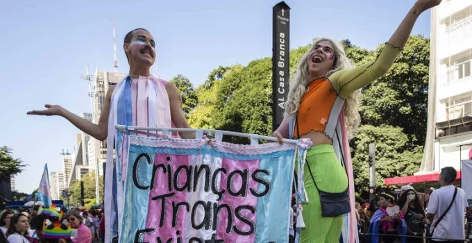 Justiça Federal autoriza bloqueio hormonal para adolescente trans em decisão inédita contra resolução do CFM Justiça Federal autoriza bloqueio hormonal para adolescente trans em decisão inédita contra resolução do CFM