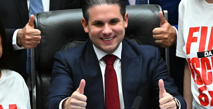 Motta confirma viagem paga por empresário e diz: 'Não vejo crime nisso' em jatinho de Vorcaro para evento no exterior