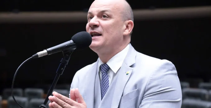 Oposição acusa Moraes de parcialidade e pede impeachment após decisão na Itália; Alcolumbre é chamado de “câncer” Oposição acusa Moraes de parcialidade e pede impeachment após decisão na Itália; Alcolumbre é chamado de "câncer"