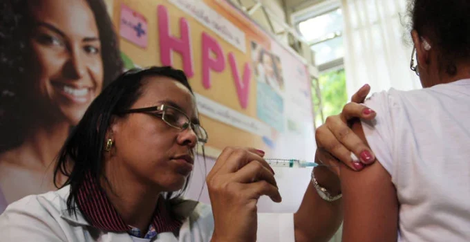 Vacina contra HPV: Inglaterra registra ZERO mortes de jovens por câncer de colo de útero, veja o impacto!