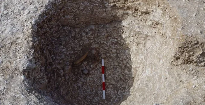 Indícios de Ritual do Solstício: Fosas Antigas Perto de Stonehenge Revelam Conexão Pré-Histórica com o Sol Indícios de Ritual do Solstício: Fosas Antigas Perto de Stonehenge Revelam Conexão Pré-Histórica com o Sol