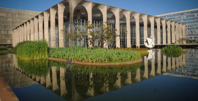 Itamaraty celebra acordo de paz entre EUA e Irã e pede fim de “hostilidades” no Oriente Médio Itamaraty celebra acordo de paz entre EUA e Irã e pede fim de "hostilidades" no Oriente Médio