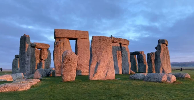 Arqueólogos descobrem possível “protótipo” de Stonehenge com 5 mil anos Arqueólogos descobrem possível "protótipo" de Stonehenge com 5 mil anos