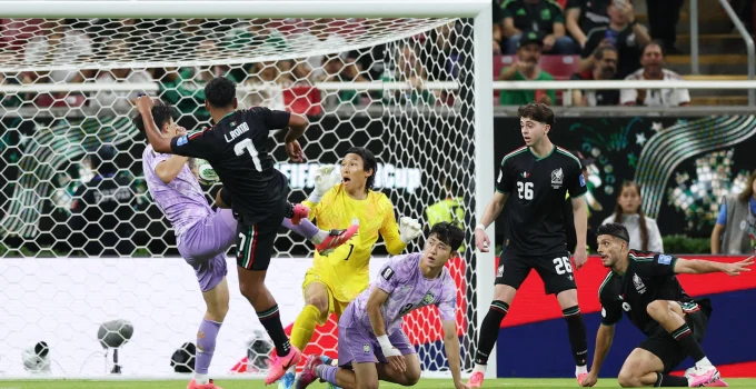 Falha do goleiro sul-coreano garante vitória do México e vaga na próxima fase da Copa Falha do goleiro sul-coreano garante vitória do México e vaga na próxima fase da Copa