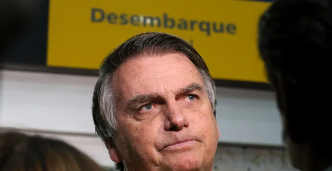 Moraes determina que Bolsonaro preste depoimento presencial sobre arma apreendida