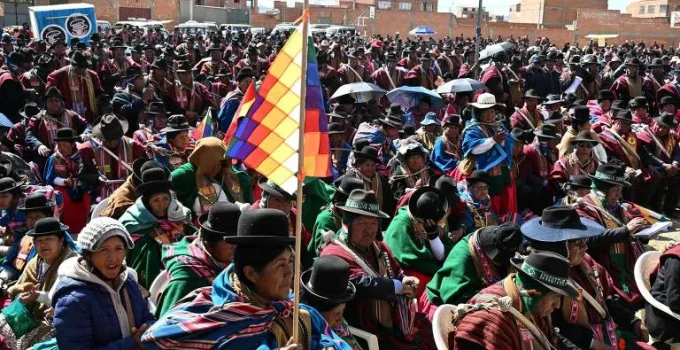Bolívia: Governo e Central Sindical Chegam a Acordo Após 50 Dias de Protestos Bolívia: Governo e Central Sindical Chegam a Acordo Após 50 Dias de Protestos