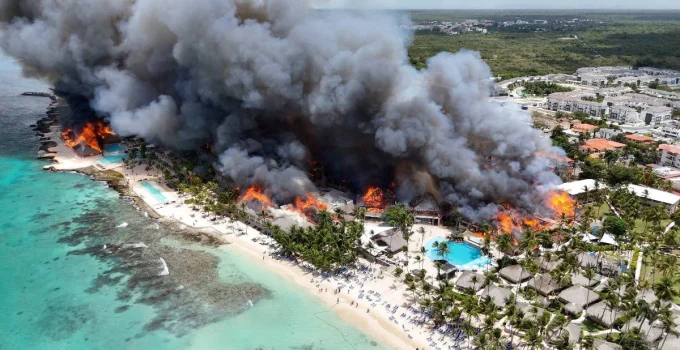 Incêndio em resort na República Dominicana deixa turista morta e força evacuação de 1.700 pessoas